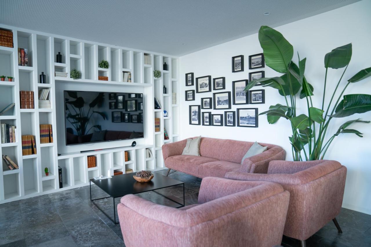 Hotel A House In Estoril - Adults Only Extérieur photo A living room with a television