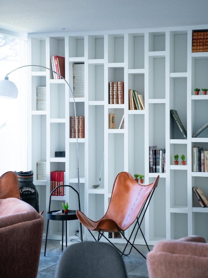 Hotel A House In Estoril - Adults Only Extérieur photo A bookcase